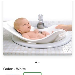 White Puj bathtub for newborn.